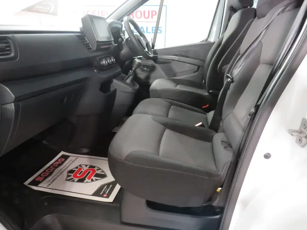 White Renault Trafic Business.